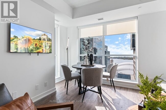 Building Photo - 327 King St W