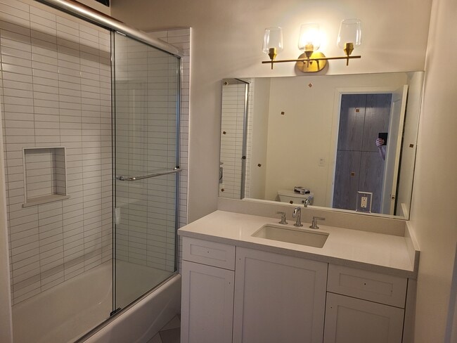 All new renovated bathroom, fixtures - 1616 Esplanade