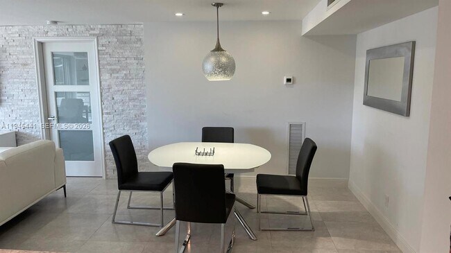 Building Photo - 531 N Ocean Blvd