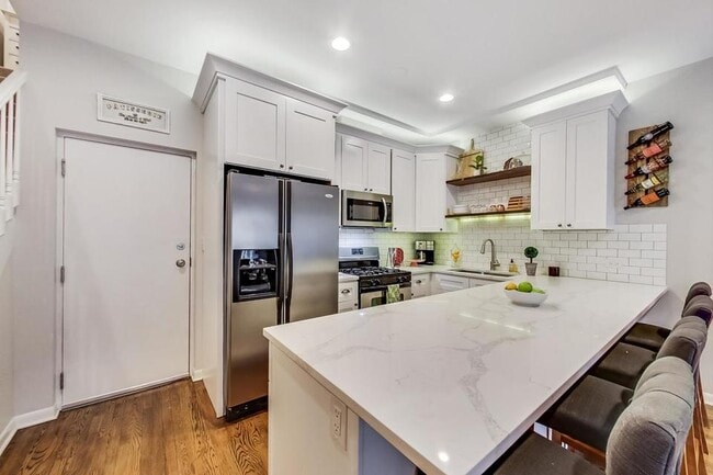 Kitchen - 2524 W Bloomingdale Ave