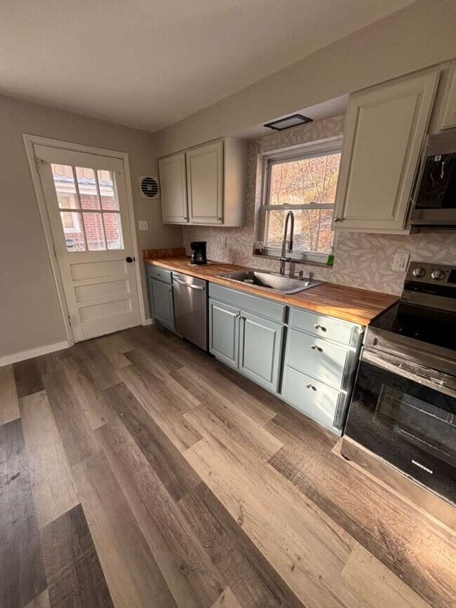 Foto del edificio - 1221 Graham Ave