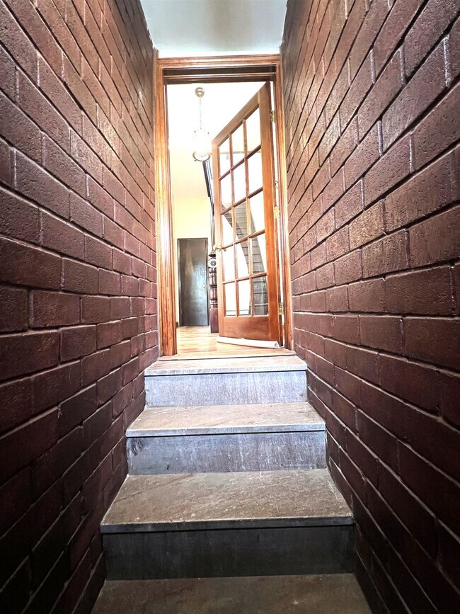 Building Photo - 409 42nd St