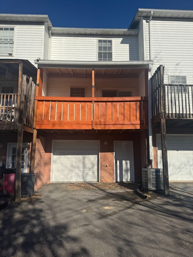 Foto del edificio - Updated Townhouse In Hunter Hills