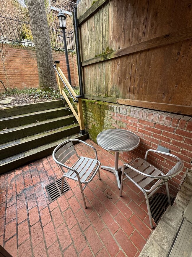 Building Photo - Delightful One Bedroom in the Palisades W/...