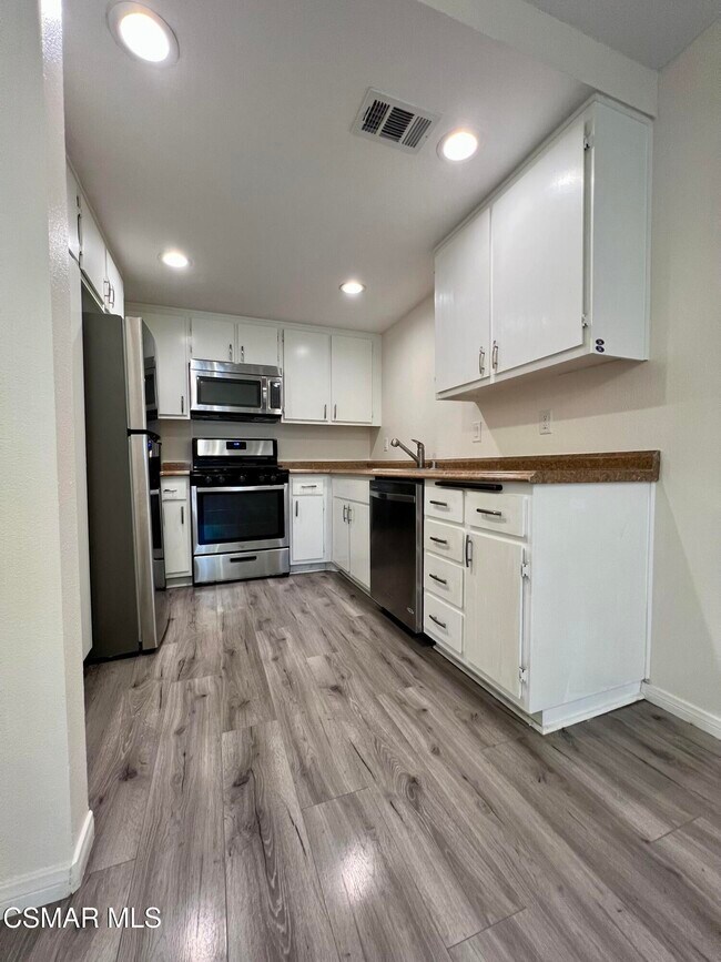 Foto del edificio - 1342 E Hillcrest Dr