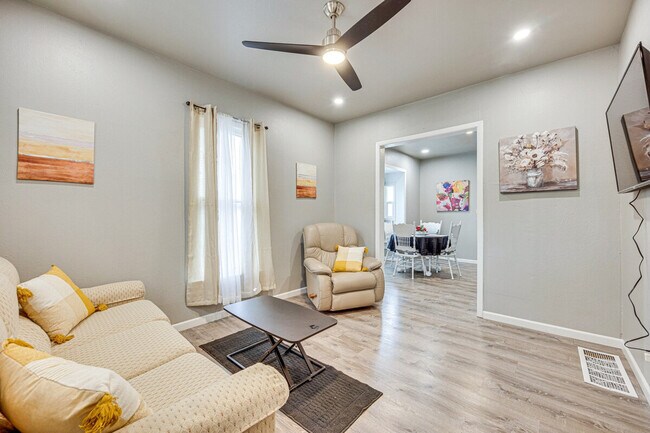 Foto del edificio - 744 E Cucharras St