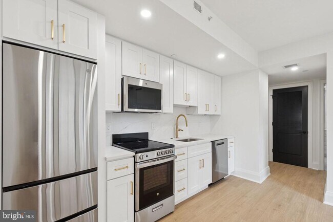 Building Photo - 135 S 19th St