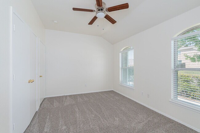 Building Photo - 901 Warbler Ln