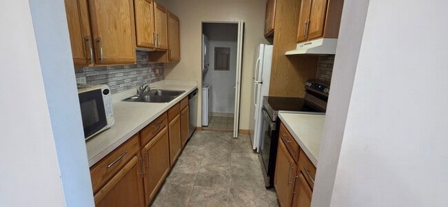Building Photo - 940 N Lakeside Dr