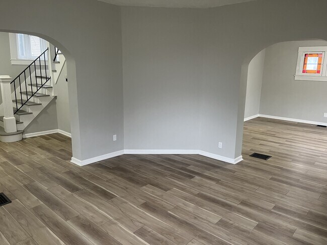 Foto del edificio - 102 N Greenmount Ave