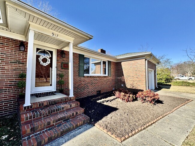 Foto del edificio - Available NOW! Lakefront 4 Bedroom/2 Bath Home, Pet-Friendly, Fenced Yard, Great School Zones!