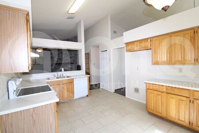 Building Photo - 4410 San Mateo Ln