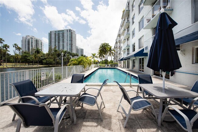 Foto del edificio - 1720 NW N River Dr