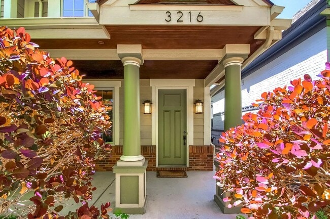 Building Photo - 4BD, 3.5BA Highlands Home with Back Yard and 2-Car Garage