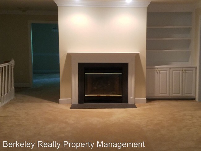 Building Photo - 221 Woodmere Dr