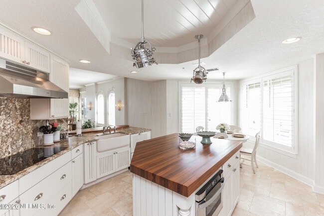 Building Photo - 120 Serenata Dr