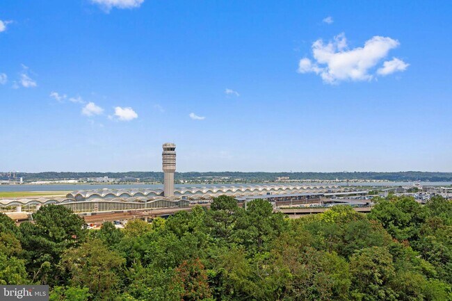 Building Photo - 1805 Crystal Dr