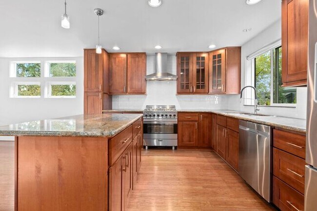 Building Photo - Luxurious Air-Conditioned Leschi View Townhome