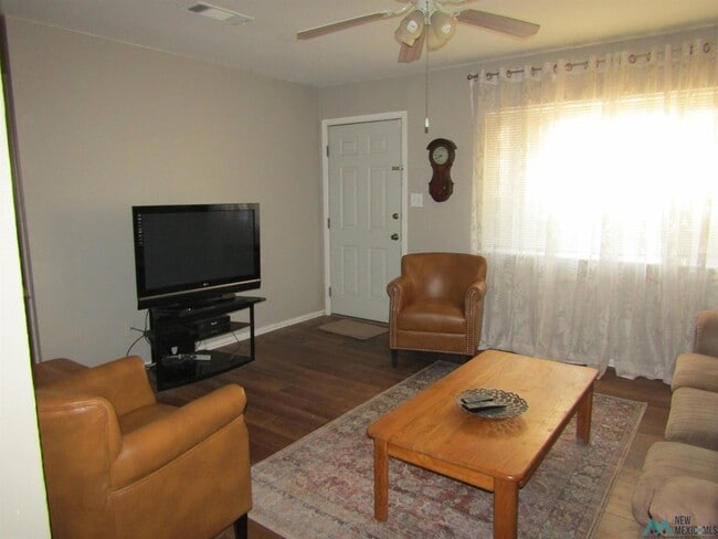 Building Photo - 605 1/2 W Quay Ave