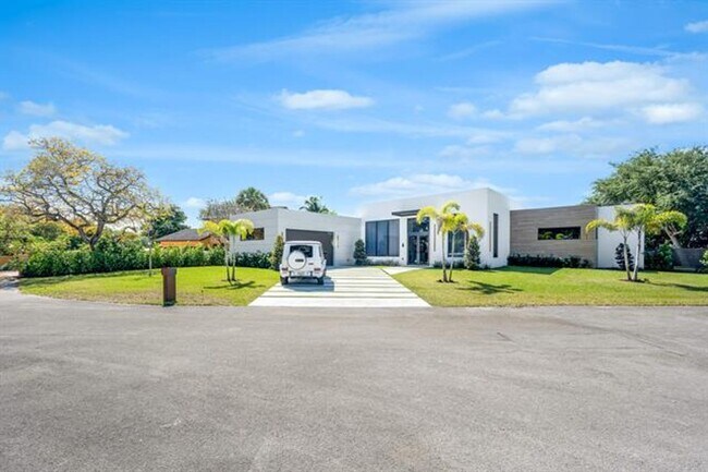 Building Photo - 1000 SW 93rd Ave