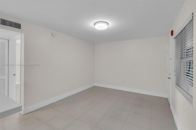 Foto del edificio - 241 S Royal Poinciana Blvd