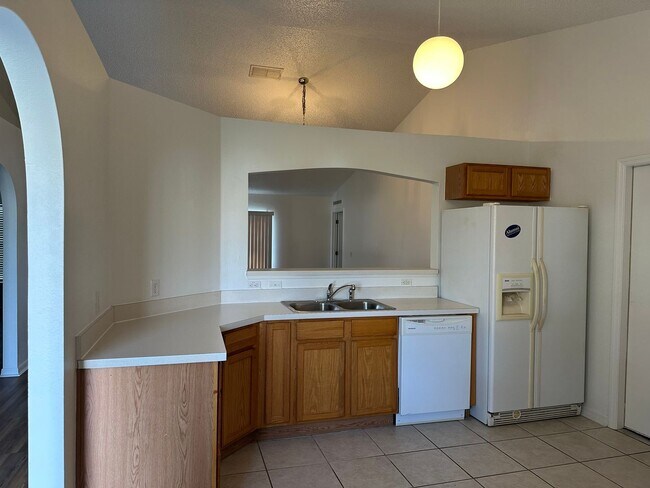 Foto del edificio - Move in condition 3 Bedroom 2 Bath 2 Car Garage Call Carole Arcaro 386-216-4900 Deltona Lakes Realty