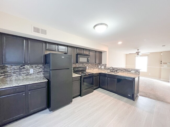 Building Photo - 2 Bedroom 1.5 Bathroom Townhome