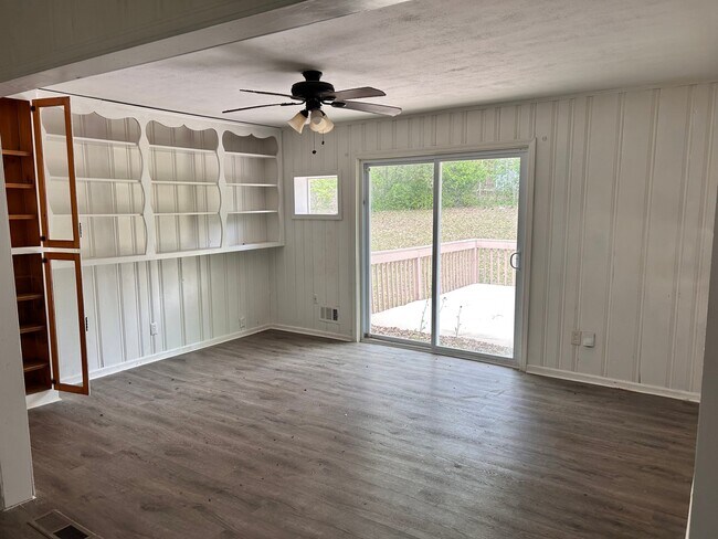 Foto del edificio - 5007 Spring Hill Dr