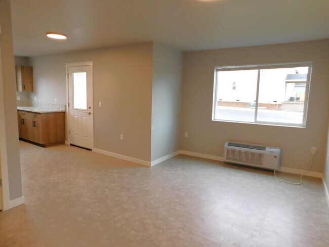 Building Photo - 2Bd/2Ba Upper Level Apartment Unit - Avail...