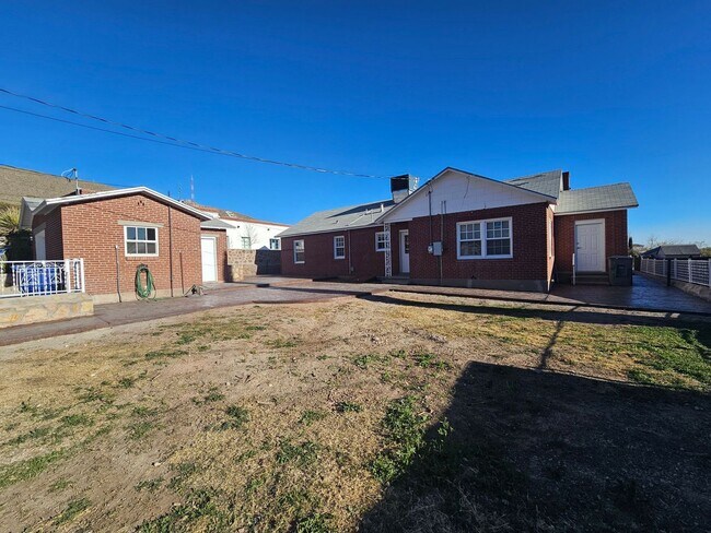 Building Photo - 1801 E Robinson