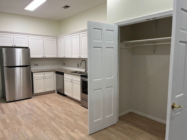 Foto del edificio - Spacious 3 Bed, 2 Bath Condo - 1800 Sq Ft ...