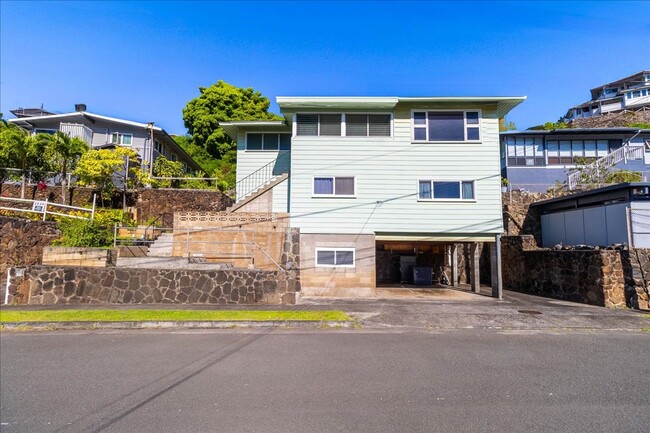 Foto del edificio - Lovely Moanalua Valley home with spacious ...