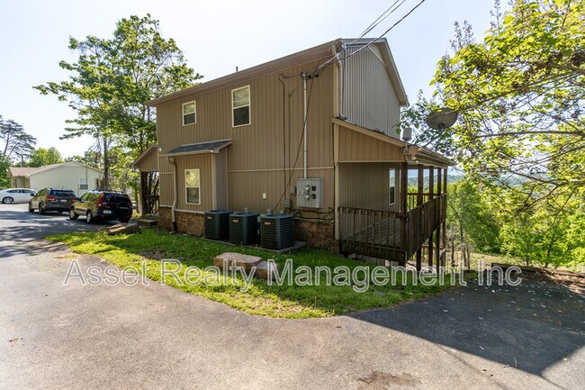 Foto del edificio - 628-616618628 N Cunningham Rd