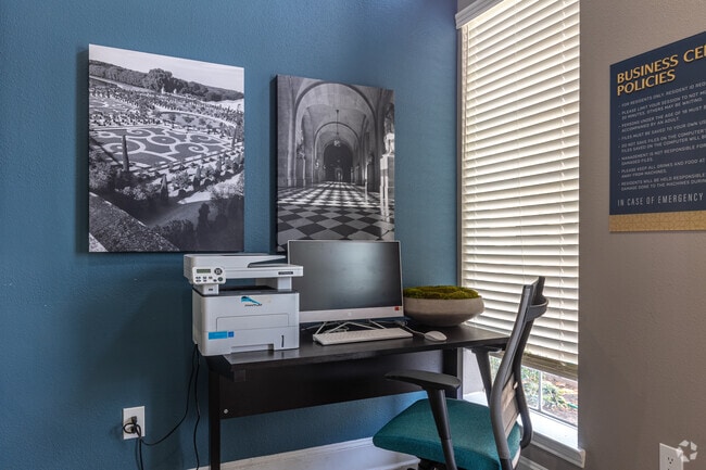 Business Center - Verlaine on the Parkway