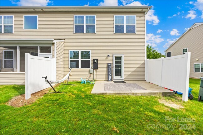 Building Photo - 3233 Yarmouth Ln