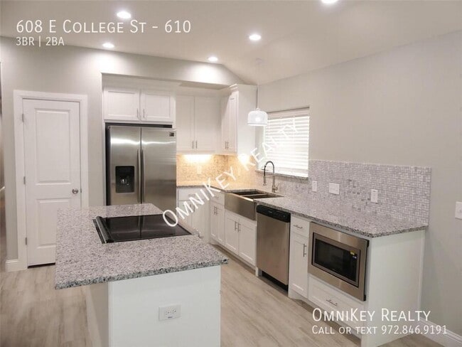 Foto del edificio - 608 E College St