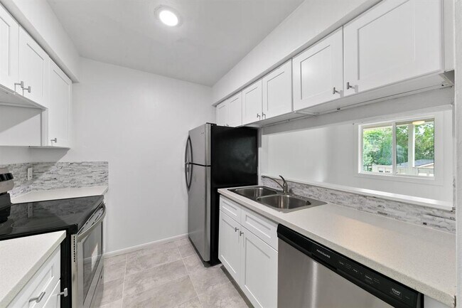 Building Photo - 1312 W Adoue St