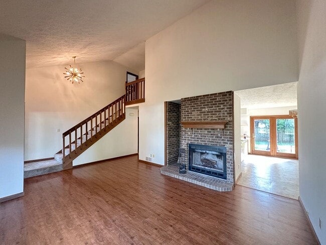 Building Photo - 3 Bedroom, 2.5 Bath, 2 Car Garage - Close ...