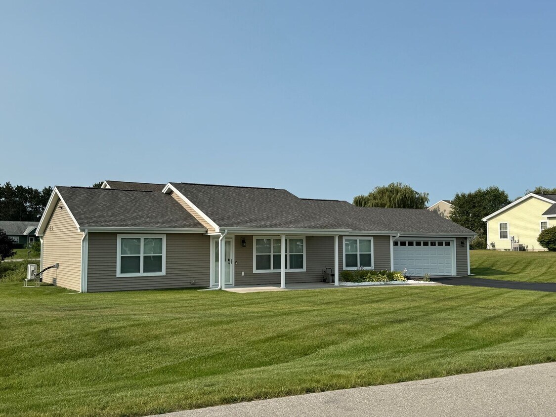 Foto principal - Stylish Ranch Home with Open Floor Plan in...
