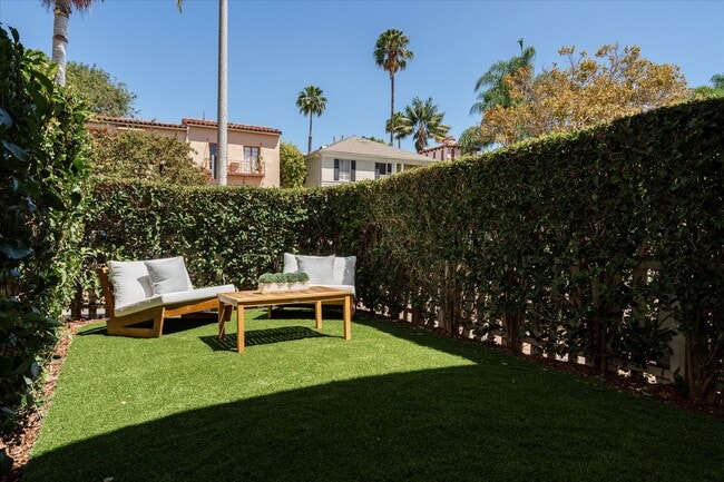 Private yard - 215 S Poinsettia Pl