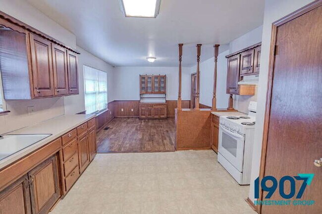 Foto del edificio - Spacious 2-Bedroom Home with Hardwood Flooring and Brick Fireplace in OKC!