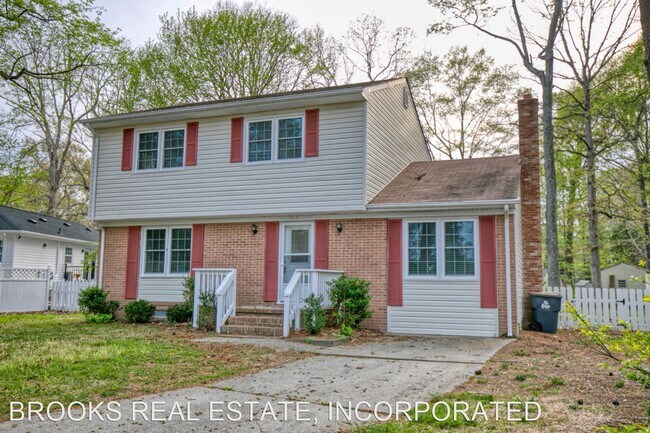 Building Photo - 4 br, 1.5 bath House - 102 Queen Mary Court
