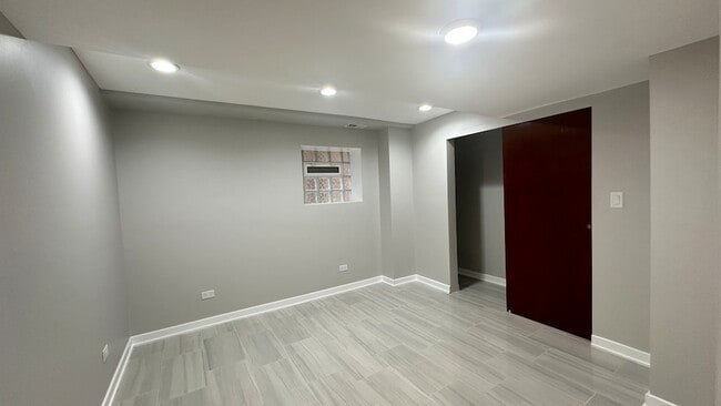 Building Photo - 5848 N Whipple St