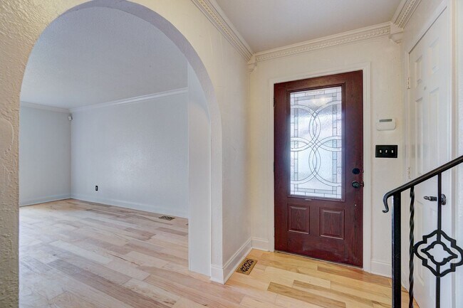 Foto del edificio - Spacious 4-Bedroom Home with Modern Amenities & Ideal Location Near Lake Hefner in OKC!