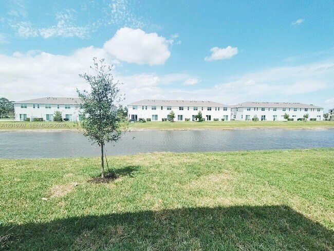 Foto del edificio - 535 Rivergrass St