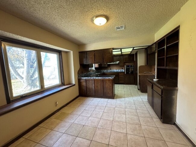 Building Photo - 10405 Cricket Ct