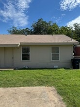 Building Photo - 511 W Hallmark Ave