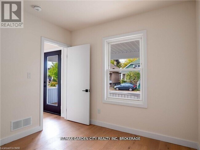 Photo du bâtiment - 98 Pleasant Ave