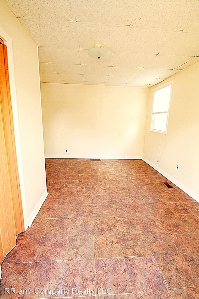 Building Photo - 540 Armory St