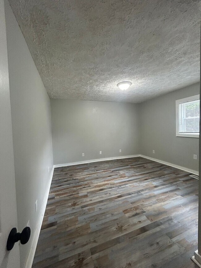 Building Photo - Newly Updated 4 Bed House Available Now!